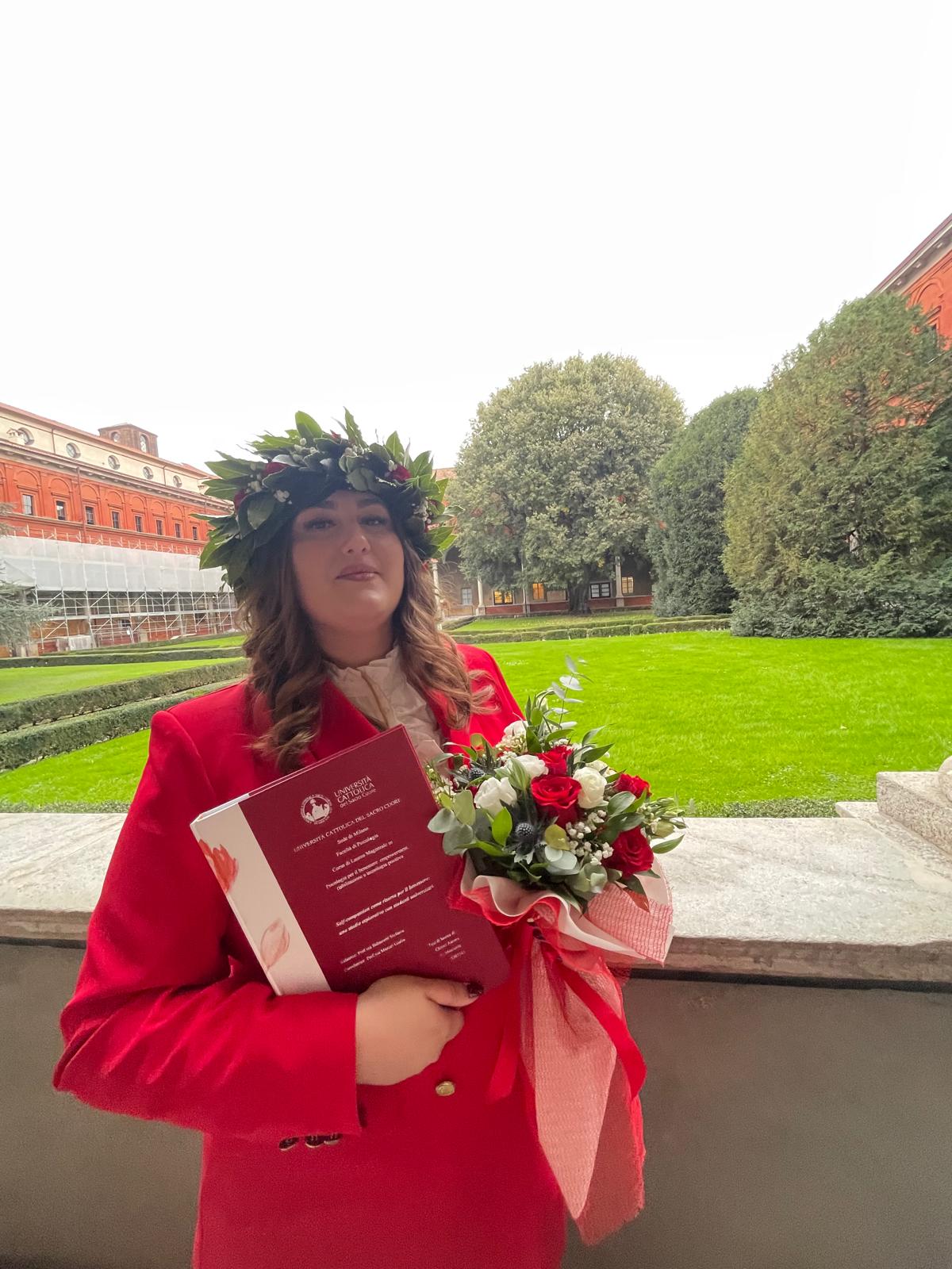 Aurora Clerici il giorno della laurea all'Università Cattolica del Sacro Cuore di Milano, con la corona d'alloro e la tesi tra le mani
